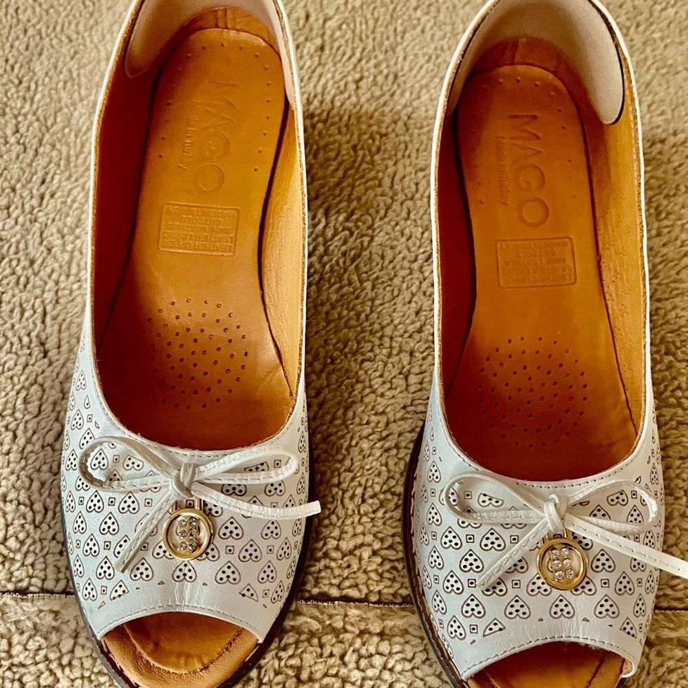 Elegant White Flats for Everyday Comfort